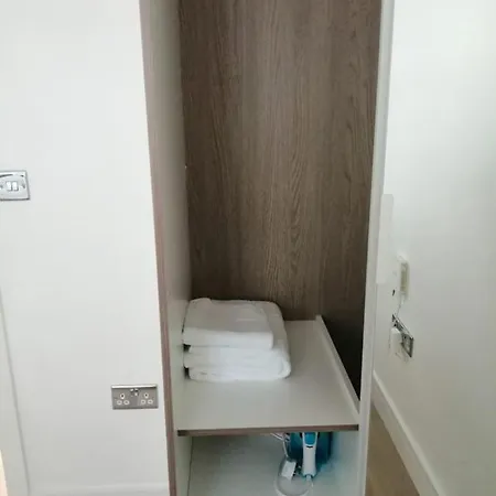 No 8 - In Style In The Heart Of The Cathedral City. Apartment Truro