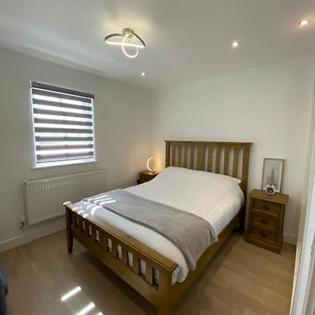 No 8 - In Style In The Heart Of The Cathedral City. Apartment Truro